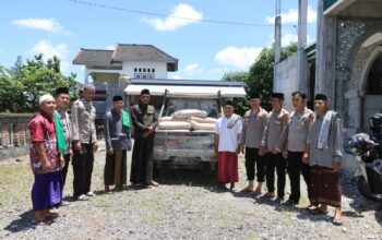 Jumat Curhat Polres Loteng Salurkan Semen Untuk Pembangunan Masjid di Prateng.