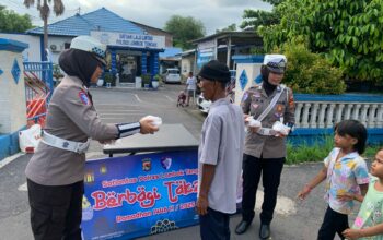 Satlantas Polres Loteng Bagikan Takjil Selama Ramadan