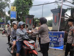 Polres Lombok Tengah Bagikan Takjil Gratis kepada Pengendara Selama Bulan Ramadan