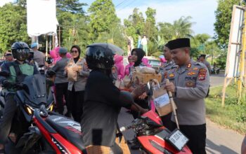 Kapolres Lombok Barat Turun ke Jalan, Bagikan Takjil di Gerung