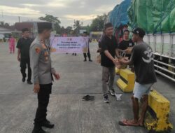 Kapolsek KP3 Lembar Bagikan Takjil, Tebar Berkah Ramadan