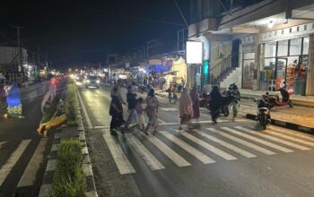 Ibadah Nyaman, Polisi Kawal Sholat Isya dan Tarawih di Kediri