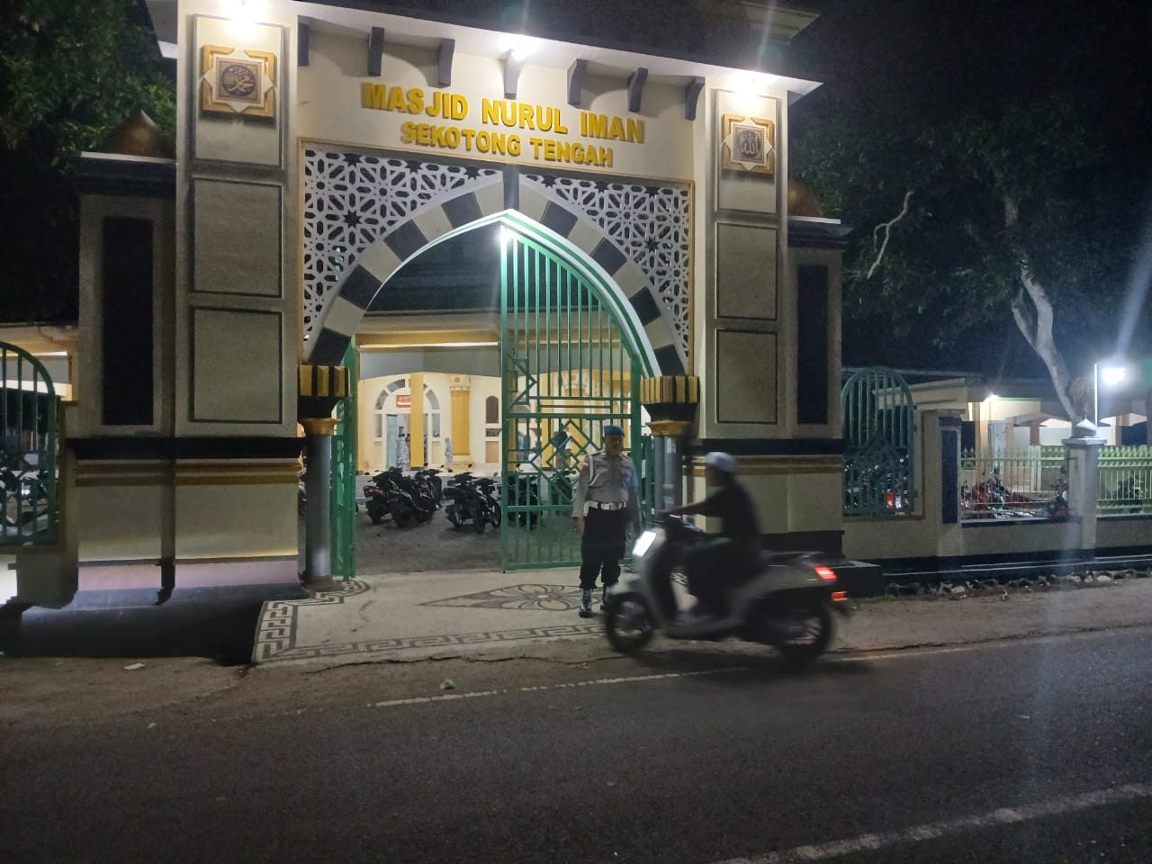 Jamin Kenyamanan Jamaah, Polsek Sekotong Kawal Tarawih Hingga Usai