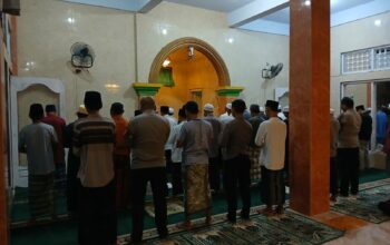 Personel Polsek Sekotong Gelar Tarawih & Tadarusan, Pererat Silaturahmi