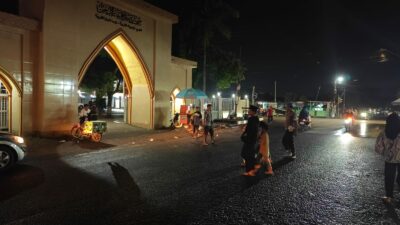 Jamaah Tenang Beribadah, Polsek Kediri Kawal Salat Tarawih Hingga Usai