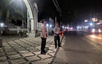 Aman dan Nyaman! Polisi Kawal Jamaah Tarawih di Gerung