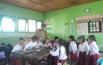 GERUNG, Lombok Barat – Kepolisian Sektor (Polsek) Gerung, di bawah naungan Polres Lombok Barat, Polda NTB, menunjukkan komitmennya dalam mendukung program pemerintah untuk meningkatkan gizi anak-anak. Bhabinkamtibmas Desa Dasan Tapen, AIPDA I Komang Nesa, terjun langsung melaksanakan pengamanan dan monitoring kegiatan pemberian paket Makan Bergizi Gratis (MBG) di Sekolah Dasar Negeri (SDN) 2 Dasan Tapen, Gerung, Lombok Barat. Kegiatan yang berlangsung pada Senin, 10 Maret 2025, mulai pukul 09.30 Wita hingga selesai, menyasar seluruh siswa SDN 2 Dasan Tapen. Pemberian paket MBG ini diinisiasi oleh Satuan Pelayanan Pemenuhan Gizi (SPPG) Wilayah Kecamatan Gerung. Kapolsek Gerung, Iptu I Gusti Agung Bayu Damana, menjelaskan bahwa kegiatan pengamanan dan monitoring ini merupakan bentuk dukungan Polri terhadap program-program pemerintah yang bertujuan untuk meningkatkan kesejahteraan masyarakat, terutama di bidang pendidikan dan kesehatan. Dukungan Penuh Polsek Gerung untuk Program Gizi Anak “Kami dari Polsek Gerung sangat mendukung kegiatan positif seperti ini. Pemberian makan bergizi gratis ini sangat penting untuk memastikan anak-anak kita mendapatkan asupan gizi yang cukup, sehingga mereka dapat tumbuh dan berkembang secara optimal,” ujar Iptu I Gusti Agung Bayu Damana. Beliau menambahkan, kehadiran Bhabinkamtibmas dalam kegiatan ini juga bertujuan untuk memastikan kegiatan berjalan lancar, aman, dan tepat sasaran. “Selain melakukan pengamanan, Bhabinkamtibmas juga melakukan monitoring untuk memastikan bahwa bantuan ini benar-benar sampai kepada yang berhak dan memberikan manfaat yang maksimal bagi siswa SDN 2 Dasan Tapen,” lanjutnya. Sinergi untuk Generasi Sehat dan Cerdas Kegiatan pemberian paket MBG ini dihadiri oleh berbagai pihak, menunjukkan sinergi yang baik antara kepolisian, pemerintah daerah, dan pihak sekolah. Selain AIPDA I Komang Nesa dari Bhabinkamtibmas Desa Dasan Tapen, hadir pula tim dari SPPG Wilayah Kecamatan Gerung, serta Kepala Sekolah Dasar Negeri 2 Dasan Tapen, Murdani, S.Pd., beserta para dewan guru. Kepala Sekolah SDN 2 Dasan Tapen, Murdani, S.Pd., menyampaikan apresiasi yang mendalam atas perhatian dan bantuan yang diberikan oleh SPPG Kecamatan Gerung dan Polsek Gerung. “Kami sangat berterima kasih atas bantuan paket makan bergizi gratis ini. Tentu ini sangat bermanfaat bagi siswa-siswi kami. Kami juga berterima kasih atas kehadiran Bapak Bhabinkamtibmas yang telah mengawal kegiatan ini,” ungkap Murdani. 192 Siswa SDN 2 Dasan Tapen Terima Paket MBG Sebanyak 192 siswa SDN 2 Dasan Tapen menerima paket makan bergizi gratis pada kegiatan ini. Paket MBG diharapkan dapat membantu memenuhi kebutuhan gizi siswa, meningkatkan konsentrasi belajar, dan pada akhirnya meningkatkan kualitas pendidikan di SDN 2 Dasan Tapen. Kegiatan pemberian paket MBG dan pengamanan oleh Bhabinkamtibmas ini merupakan contoh nyata kolaborasi positif antara berbagai pihak untuk mewujudkan generasi Indonesia yang sehat, cerdas, dan berprestasi. Polsek Gerung berkomitmen untuk terus mendukung program-program pemerintah dan hadir di tengah masyarakat untuk menciptakan situasi kamtibmas yang kondusif serta memberikan pelayanan yang terbaik.