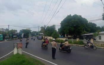 Menjaga Ketertiban Ramadan: Polsek Kediri Aktif Atur Lalu Lintas