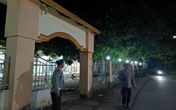 Tarawih Nyaman di Masjid At-Taqwa Kuripan, Polisi Siaga