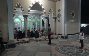 Ramadhan Aman! Polsek Labuapi Jaga Tarawih di Masjid Karang Bangket