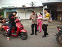 Hangatnya Berbagi! Polsek Labuapi Bagi Takjil di Bulan Ramadhan