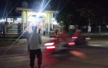 Khusyuk Beribadah, Polisi Siaga Kawal Tarawih di Sekotong