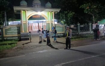 Polsek Sekotong Kawal Sholat Tarawih di Masjid Assasutaqwa