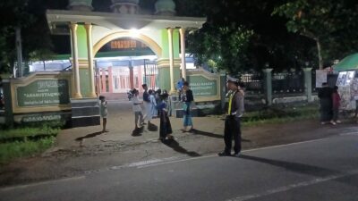 Polsek Sekotong Kawal Sholat Tarawih di Masjid Assasutaqwa