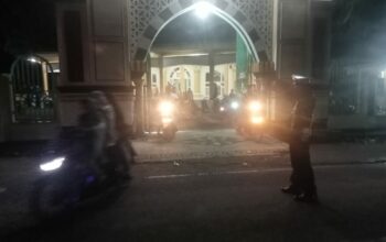 Polsek Sekotong Kawal Tarawih, Ibadah Makin Khusyuk!