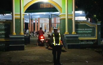 Tarawih Aman di Sekotong, Polisi Sigap Kawal Masjid