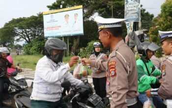 Ramadhan Berkah: Polres Lombok Barat Bagikan Takjil Gratis