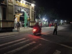 Polisi Kawal Sholat Tarawih di Sekotong, Jamaah Merasa Aman