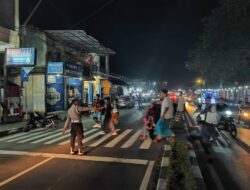 Tarawih Perdana di Lombok Barat: Polisi Jaga Ketertiban & Kekhusyukan