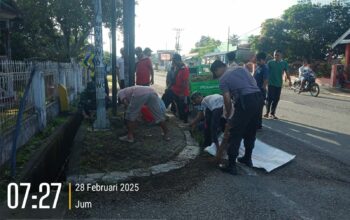 Sambut Ramadhan, Polsek Lape Bersama Warga Gelar Gotong Royong Bersihkan Area Masjid