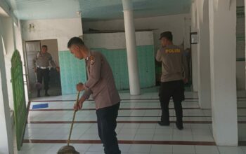 Polsek Jereweh Gotong Royong Bersihkan Masjid Jelang Memasuki Bulan Suci Ramadhan 1446 H