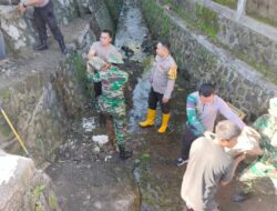 Menyambut Bulan Suci Ramadhan, Polsek Sekongkang Bersama Masyarakat Gelar Gotong Royong Bersihkan Sarana Ibadah