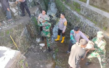 Menyambut Bulan Suci Ramadhan, Polsek Sekongkang Bersama Masyarakat Gelar Gotong Royong Bersihkan Sarana Ibadah