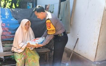 Personel Polsek Labangka Berikan Bantuan Sosial Untuk Warga Binaan