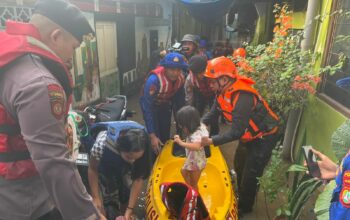 Polda Metro Jaya Bantu Evakuasi Warga Terdampak Banjir di Jatinegara