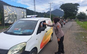 Semarak Ramadhan 1446 H, Polres Sumbawa Barat Bagikan Takjil kepada Pengguna Jalan