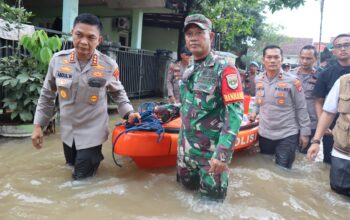 Polri-TNI Bagikan Makanan ke Warga Terdampak Banjir di Sawangan, Depok