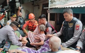 Polisi Evakuasi Lansia Korban Terdampak Banjir di Cengkareng