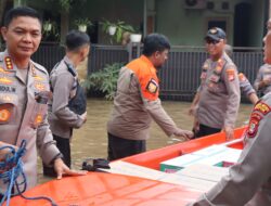 Polri Turun Evakuasi Bantu Warga Korban Banjir di Bekasi dan Depok