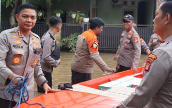 Polri Turun Evakuasi Bantu Warga Korban Banjir di Bekasi dan Depok