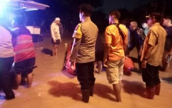 Polres Bogor Berjibaku Naik Perahu Karet, Evakuasi Warga Terdampak Banjir