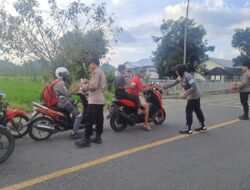 Ciptakan Kebersamaan di Bulan Ramadhan, Polres Sumbawa Barat Bagikan Takjil kepada Masyarakat