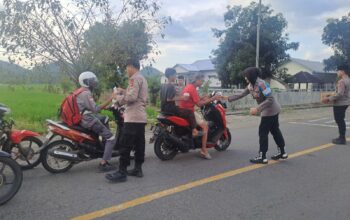 Ciptakan Kebersamaan di Bulan Ramadhan, Polres Sumbawa Barat Bagikan Takjil kepada Masyarakat