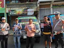 Himbauan Keselamatan Berlalu Lintas oleh Sat Lantas Polres Bima Kota Terhadap Supir Pick Up dan Pembagian Brosur Larangan Memuat Orang di Bak Terbuka