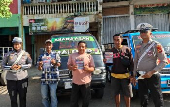 Himbauan Keselamatan Berlalu Lintas oleh Sat Lantas Polres Bima Kota Terhadap Supir Pick Up dan Pembagian Brosur Larangan Memuat Orang di Bak Terbuka