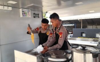 Brimob Polda Metro Dirikan Dapur Umum dan Bersihkan Lumpur Banjir di Jaktim