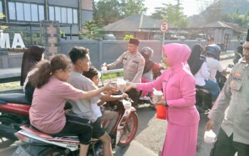 Ramadhan Berkah, Polres Bima Kota Bagi-Bagi Takjil Gratis untuk Pengendara