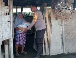 Peduli Sesama, Personel Polsek Alas Barat Berikan Bantuan Sembako Untuk Warga Kurang Mampu