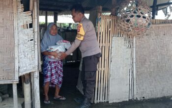 Peduli Sesama, Personel Polsek Alas Barat Berikan Bantuan Sembako Untuk Warga Kurang Mampu