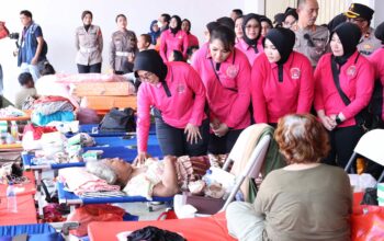 Bhayangkari dan Polres Metro Bekasi Kota Ulurkan Bantuan untuk Korban Banjir di Bekasi