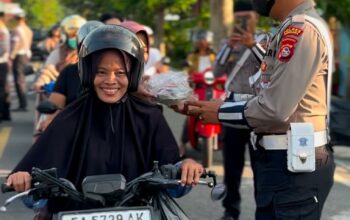 Sat Lantas Polres Sumbawa Gelar Kegiatan Sosial Berbagi Takjil di Bulan Ramadan