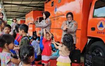 Polwan Polda Metro Laksanakan Trauma Healing Anak-Anak Terdampak Banjir di Bekasi