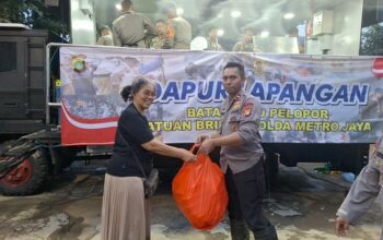 Brimob Polda Metro Buka Dapur Lapangan 24 Jam untuk Korban Terdampak Banjir di Bekasi