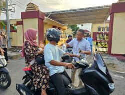 Personel Sat Reskrim Polres Sumbawa Berbagi Takjil Untuk Masyarakat di Bulan Suci Ramadhan