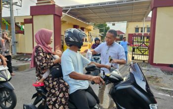 Personel Sat Reskrim Polres Sumbawa Berbagi Takjil Untuk Masyarakat di Bulan Suci Ramadhan