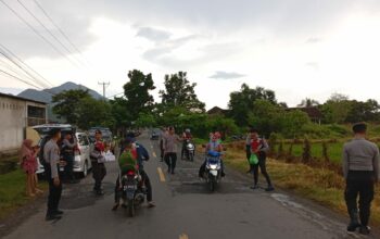 Polres Sumbawa Barat Rutin Bagikan Takjil dan Berikan Imbauan Kamtibmas